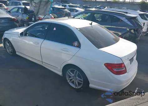 2013 Mercedes-Benz C 250 Sport z USA, uszkodzony, nr VIN WDDGF4HB5DR275509